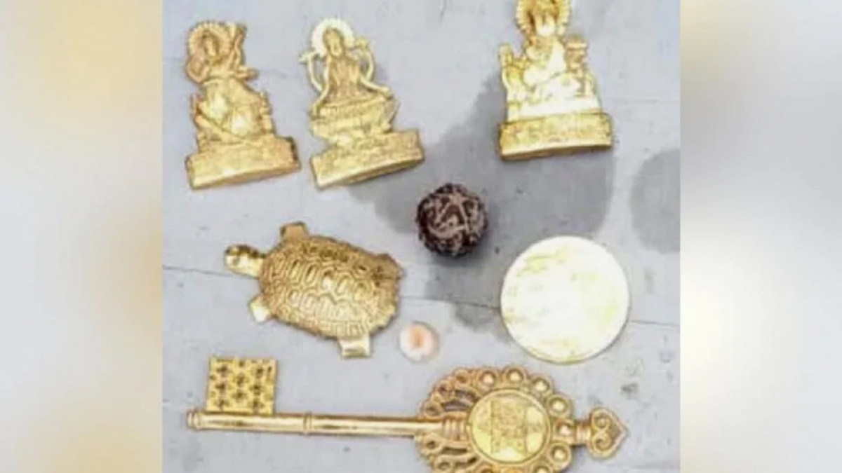 ऑनलाइन मंगाई गईं मूर्तियां