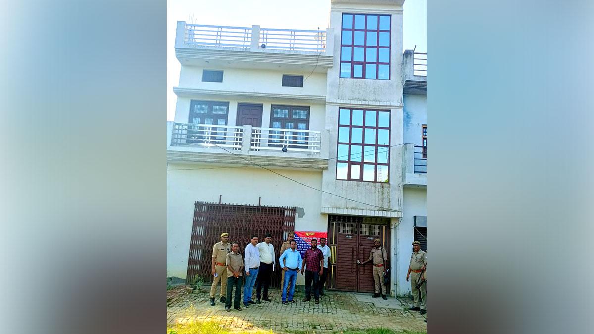 शराब माफिया का 1 करोड़ 24 लाख रुपये का मकान जब्त (फोटो-आजतक)