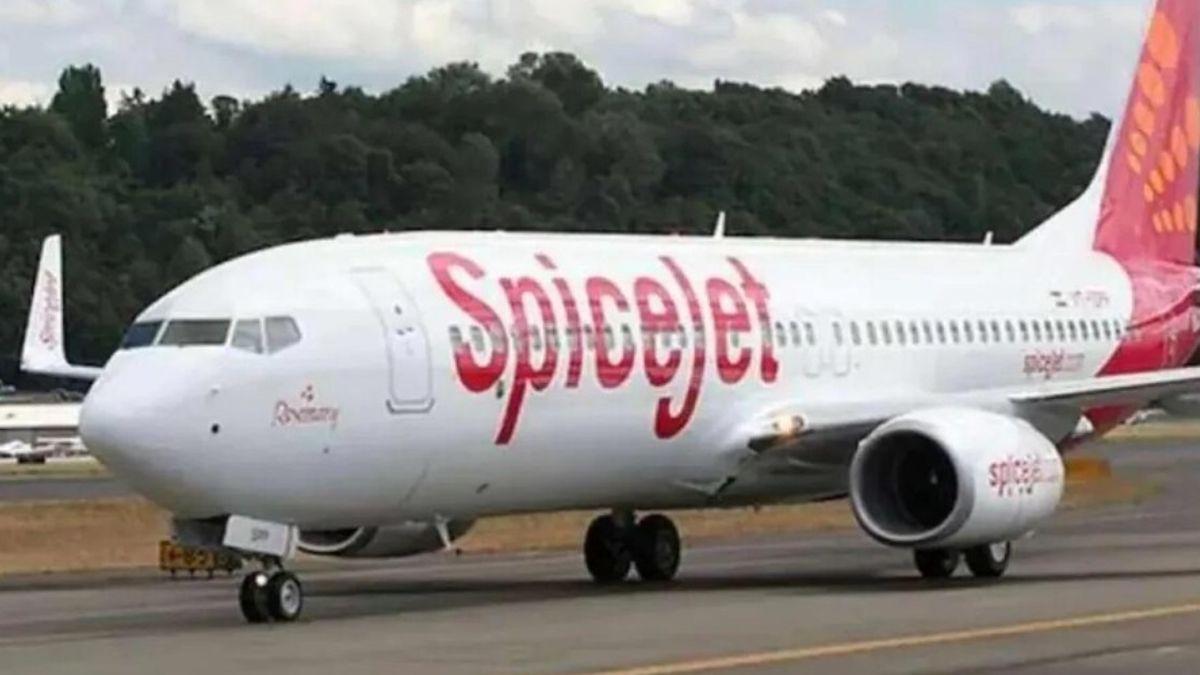 SpiceJet की फ्लाइट के ऑटो पायलट सिस्टम में बीच हवा में आई खराबी, लौटानी पड़ी दिल्ली