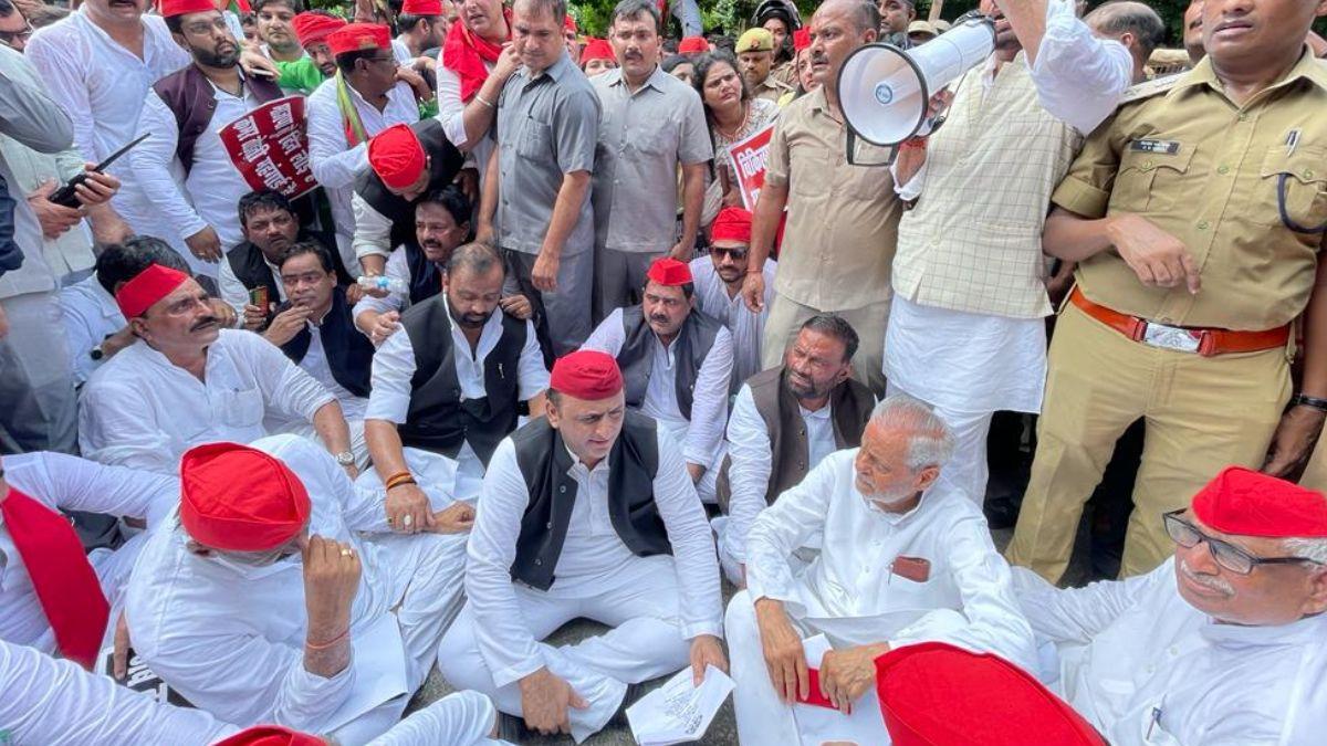 धरने पर बैठे अखिलेश यादव (फोटो- ट्विटर)