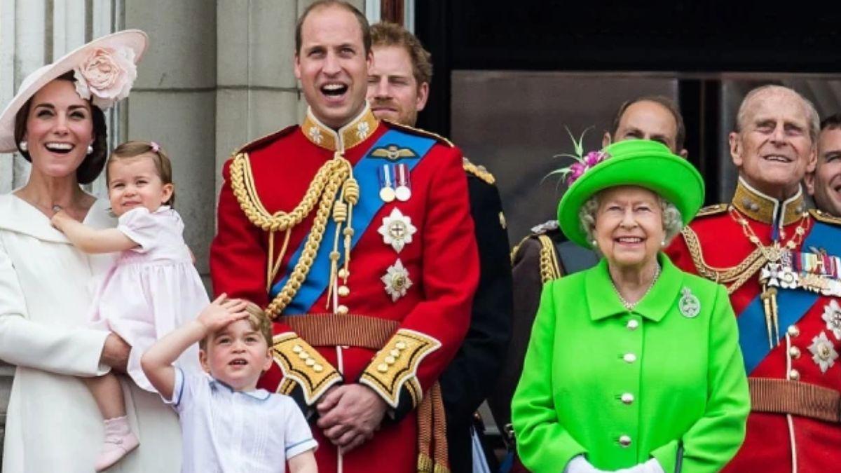 ब्रिटेन की महारानी एलिजाबेथ द्वितीय अपने परिवार के साथ 