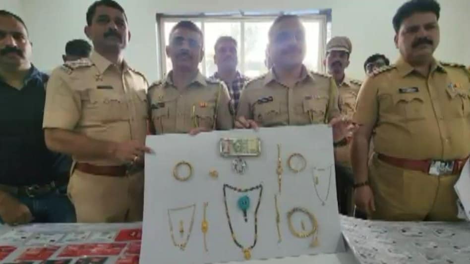 महिला के पास से बरामद किए गए जेवरात व अन्य सामान.