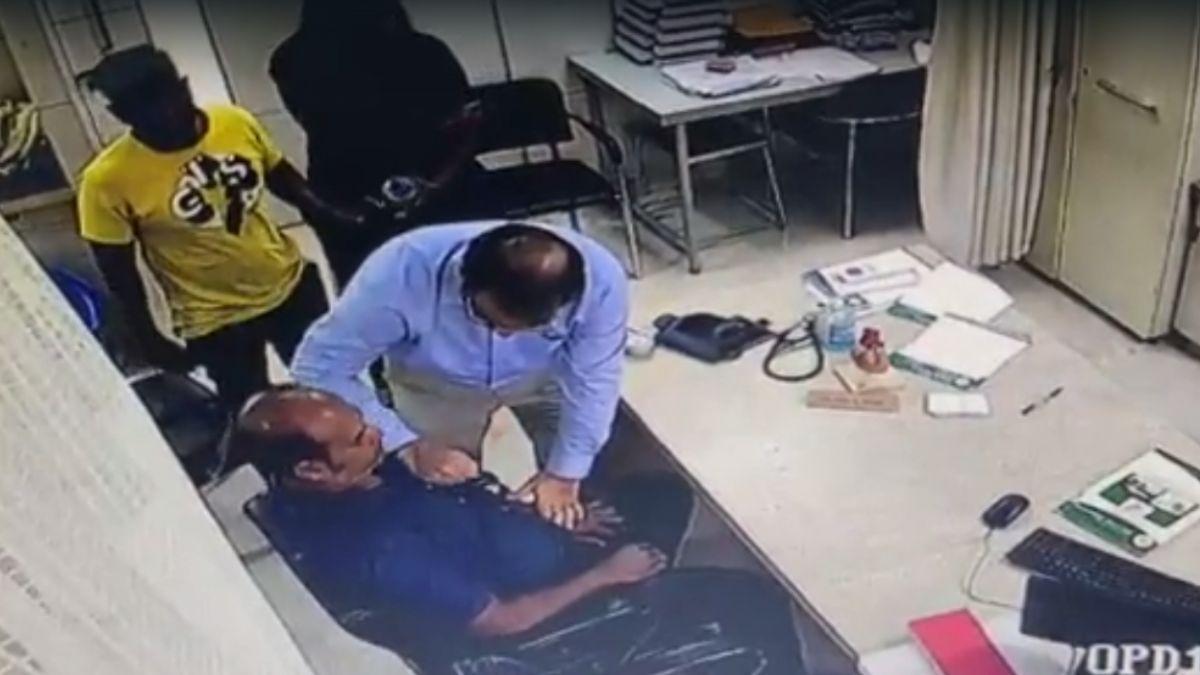 डॉक्टर के सामने आ गया हार्ट अटैक. (Photo: Video Grab)