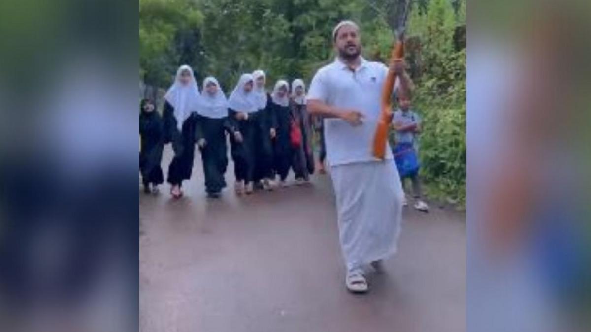 कुत्ते के डर से हाथ में एयर गन लेकर बच्चों को स्कूल छोड़ने पहुंचे पिता