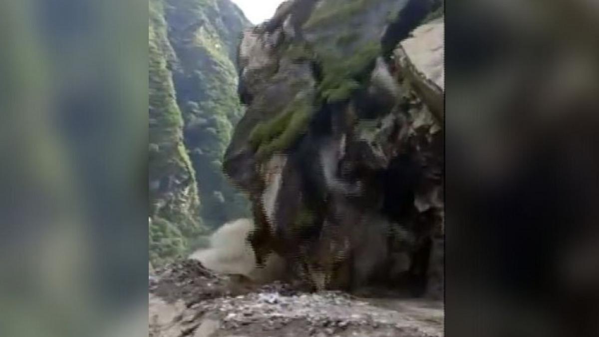 Uttarakhand: पिथौरागढ़ में भूस्खलन का VIDEO देख कांप जाएंगे आप, फंसे कई यात्री