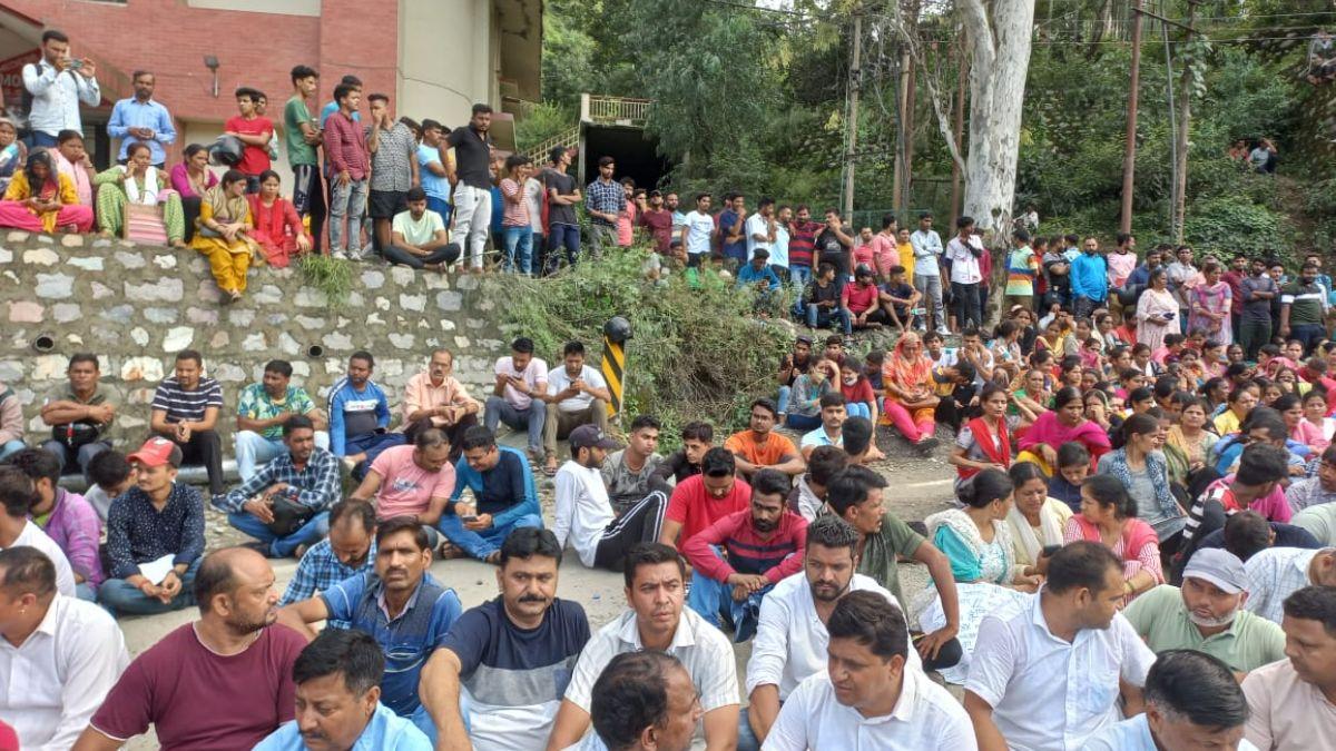 Ankita Murder Case: अंकिता के अंतिम संस्कार से पहले हंगामा, CM ने की पीएम रिपोर्ट सार्वजनिक करने की घोषणा