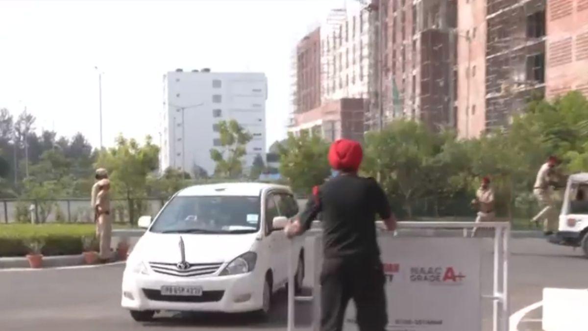 वायरल वीडियो से चिंतित छात्राओं के परिजन. 