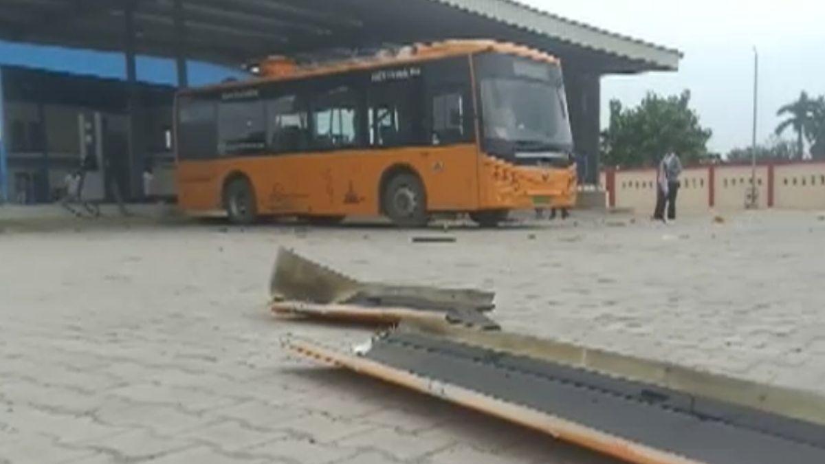 इलेक्ट्रिक बस में हुआ जोरदार धमाका.