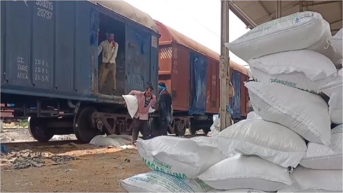 प्रशासन ने ढूंढ निकाला 130 मीट्रिक टन यूरिया.