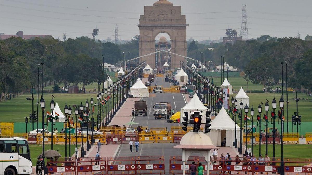 कर्तव्य पथ से उद्घाटन के पहले लुटियंस दिल्ली में भारी पुलिस तैनात की गई है.