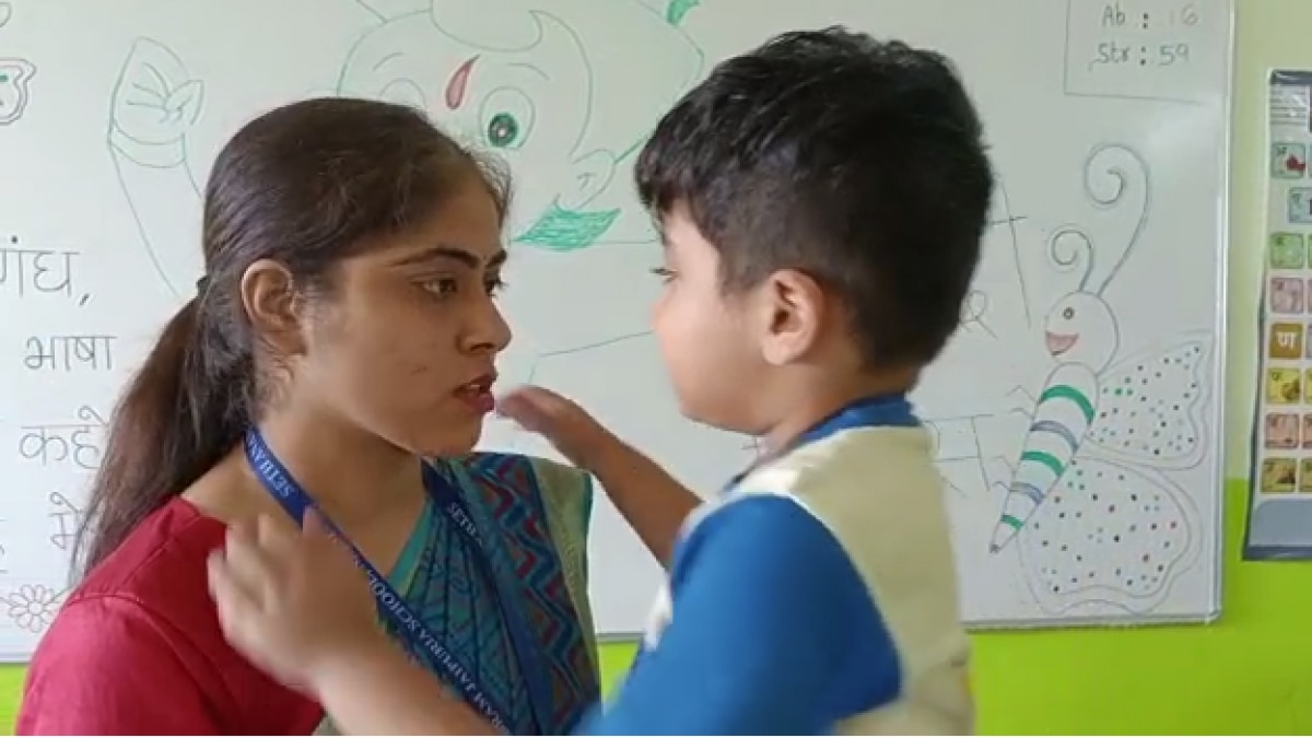 बच्चे अर्थव के साथ विशाखा त्रिपाठी