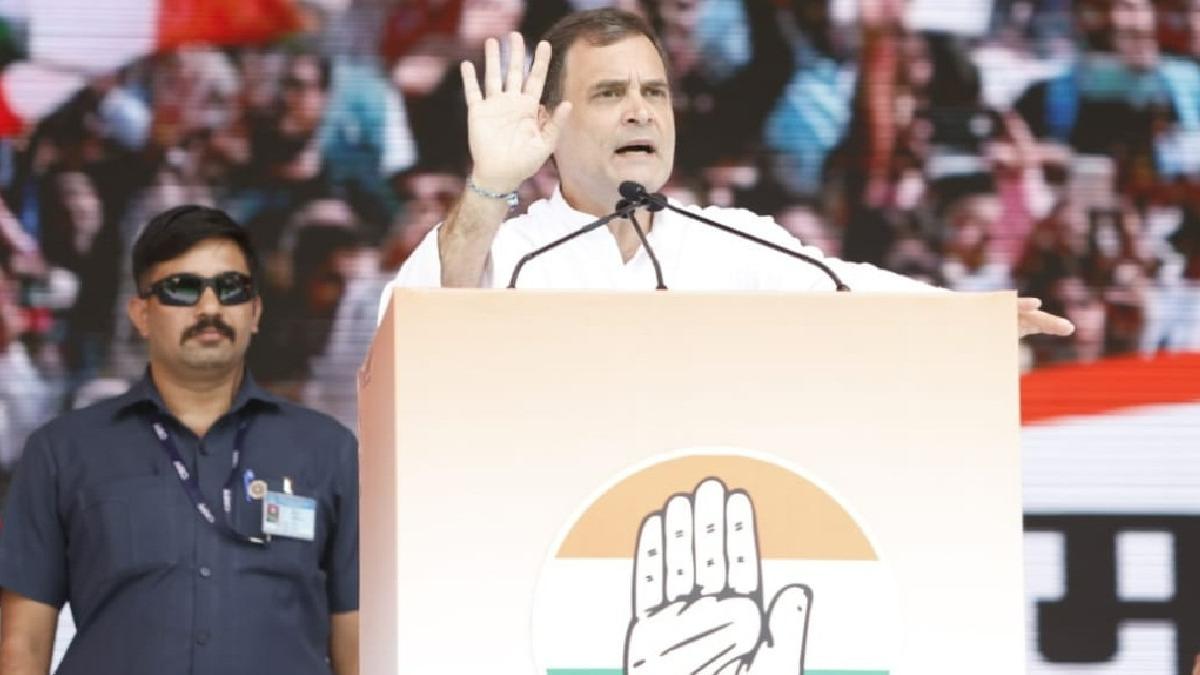 रामलीला मैदान में रैली को संबोधित करते हुए राहुल गांधी