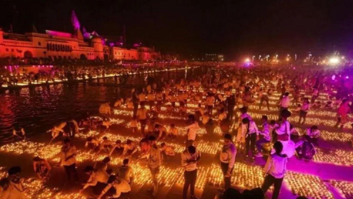 अयोध्या में छठी बार दीपोत्सव का हो रहा आयोजन (फाइल फोटो)