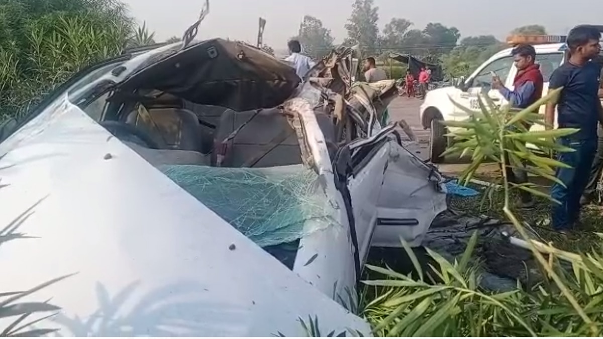Prayagraj में दर्दनाक हादसा, बिजली के पोल से टकराई कार, पांच की मौत - Tragic accident in Prayagraj, car collided with electric pole Death Toll lclv - AajTak