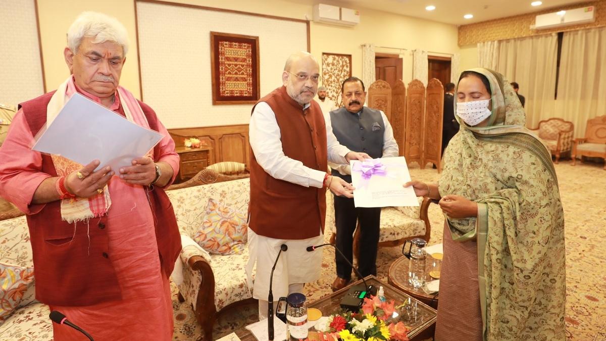 शहीद पुलिसकर्मियों के परिजनों से मिल अमित शाह ने सौंपे नियुक्ति पत्र (फोटोः ट्विटर)