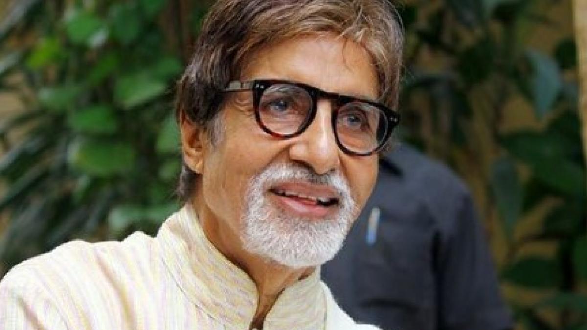 80वें बर्थडे पर Amitabh Bachchan ने दिया सरप्राइज, आधी रात जलसा के बाहर खड़े फैंस से की मुलाकात, Video