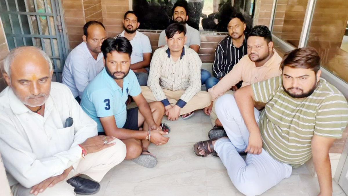 ठगी के आरोप में 9 गिरफ्तार (फोटो-आजतक)