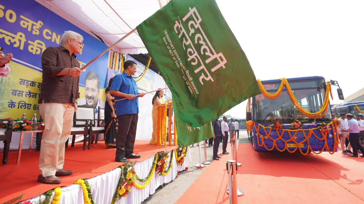 दिल्ली परिवहन विभाग में शामिल हुईं 50 नई सीएनजी बसें.