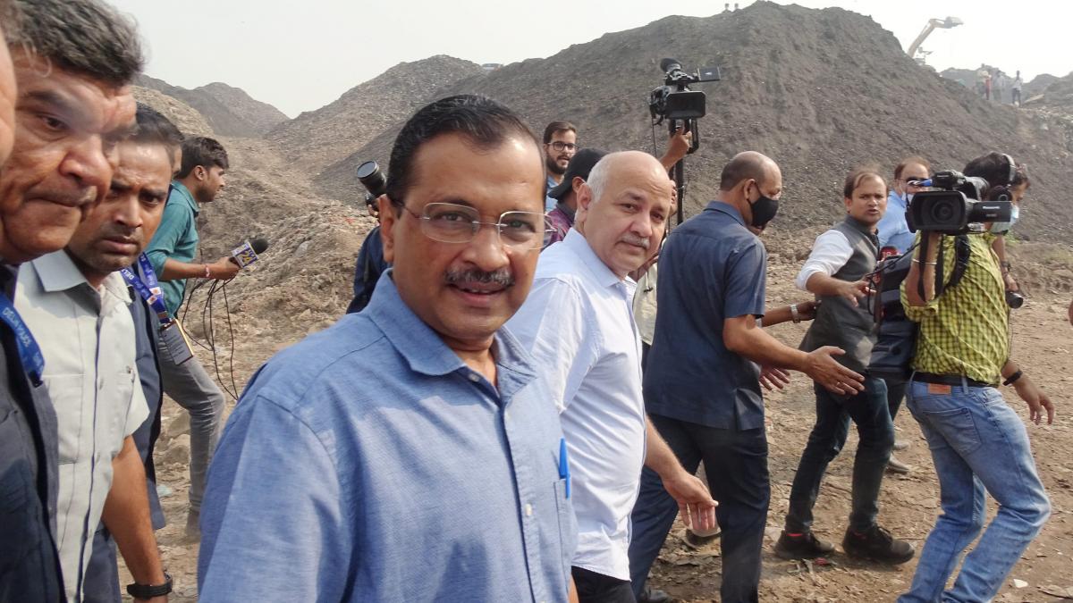 गाजीपुर लैंडफिल साइट पर अरविंद केजरीवाल और मनीष सिसोदिया