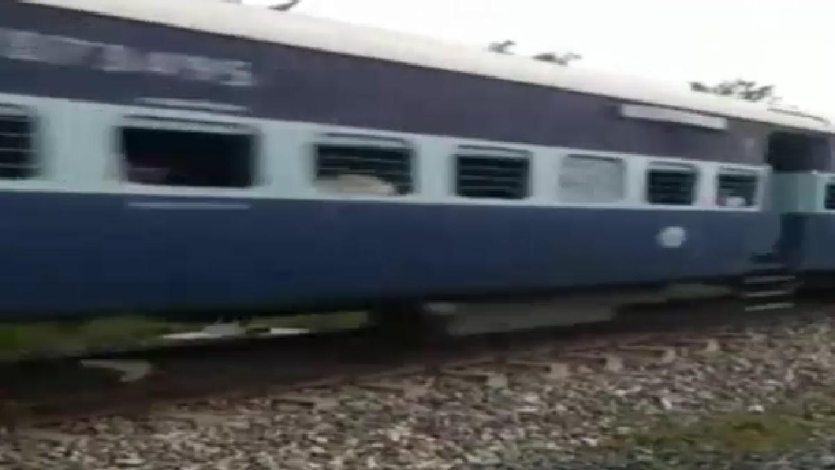 लाश के ऊपर से गुजरती ट्रेन