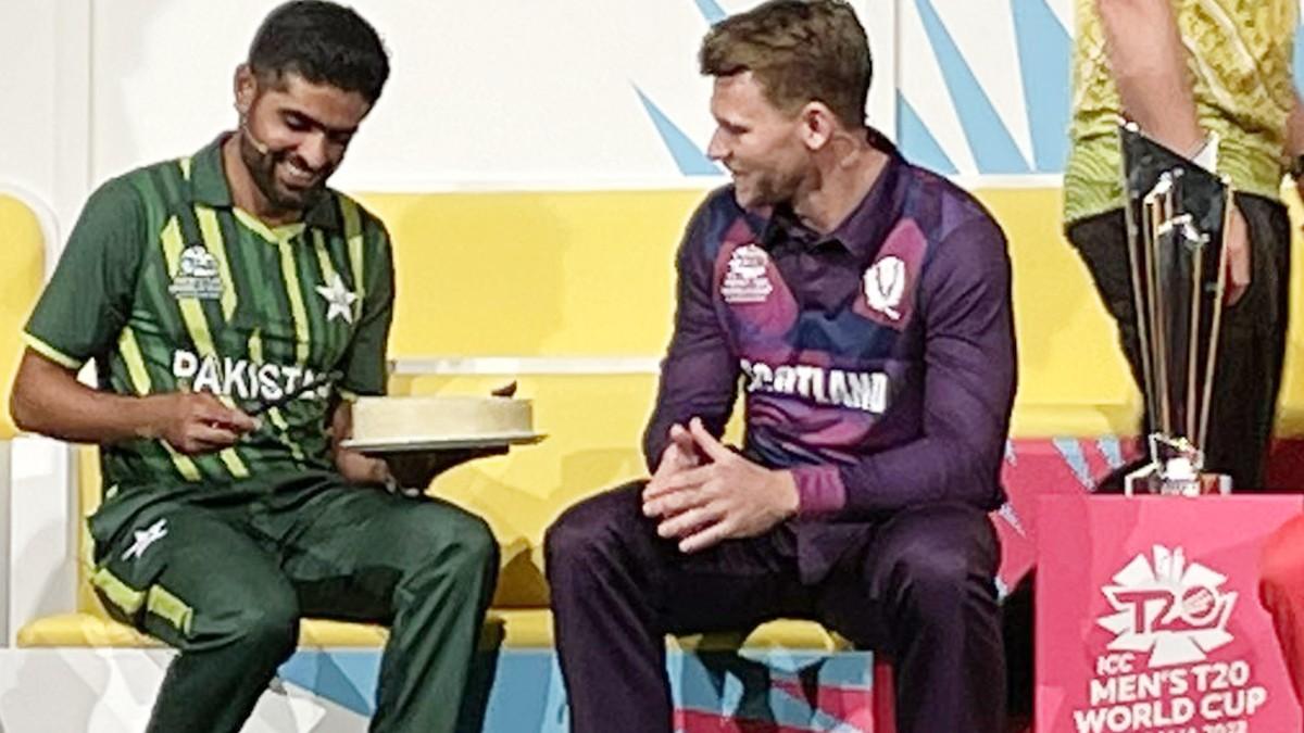 बाबर आजम ने केक काटकर 28वां जन्मदिन मनाया. (Twitter)