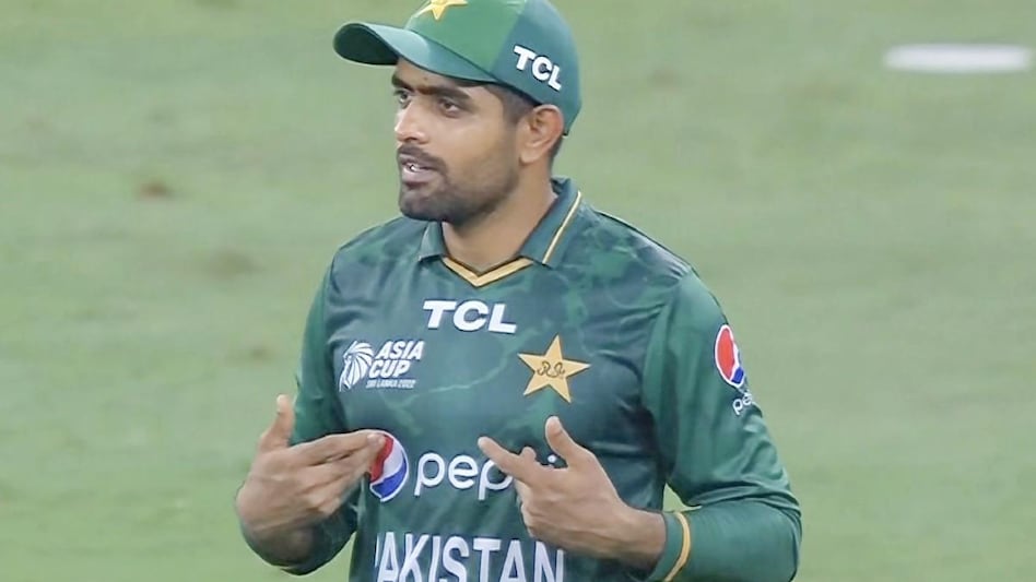 Babar Azam Captaincy : हार के बाद बाबर आजम पर गिरी गाज, दो खेमों में बंटी पाक टीम India vs Pakistan T20 World Cup: 'बाबर आजम की कप्तानी को पवित्र गाय बना दिया', भारत से हार के बाद पूर्व पाकिस्तानी मोहम्मद हफीज की लताड़ - Babar Azam captaincy like a