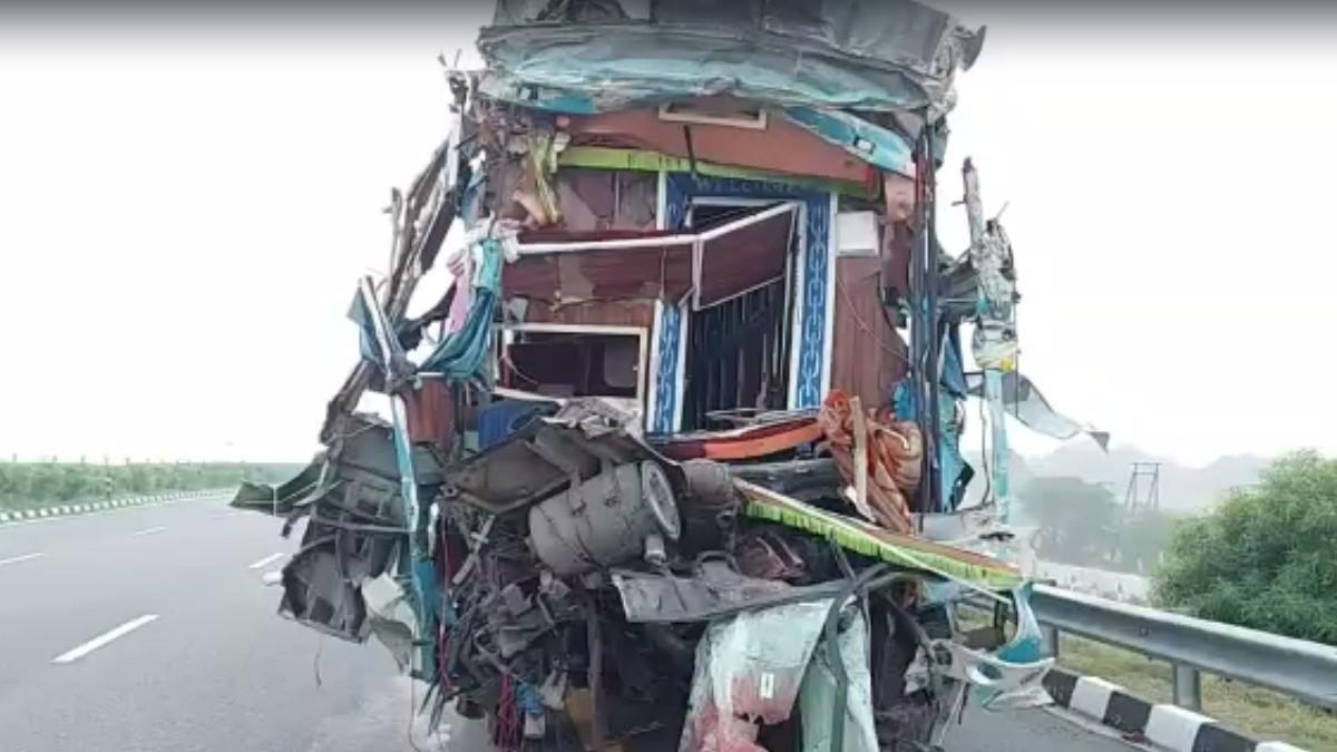 हादसा इतना भीषण था कि बस का अगला हिस्सा कबाड़ में तब्दील हो गया.