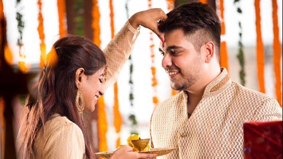 Bhai Dooj Wishes: 'भैया दूज का त्योहार है,भाई-बहन का प्यार है', इस अंदाज में दें भाई दूज की शुभकामनाएं - Bhai Dooj Wishes 2022 Happy Bhai dooj Messeges in Hindi Bhai dooj