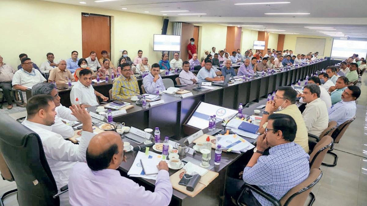 सेहत के लिए कसरत  :राजधानी पटना में स्वास्थ्य विभाग के अधिकारियों के साथ बैठक करते डिप्टी सीएम तेजस्वी यादव