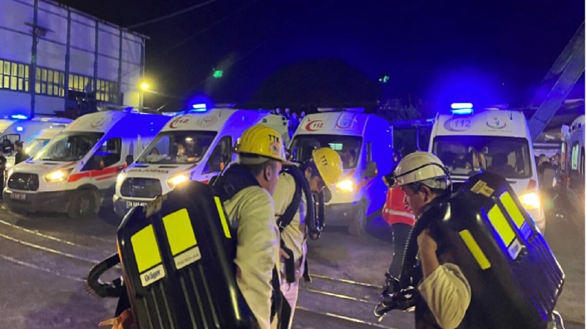 खदान में रेस्क्यू के लिए तैयार टीम (फोटो- रॉयटर्स) 