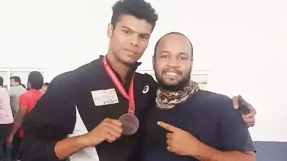 बॉक्सर निखिल दुबे और उनके कोच धनंजय तिवारी. (File Photo)