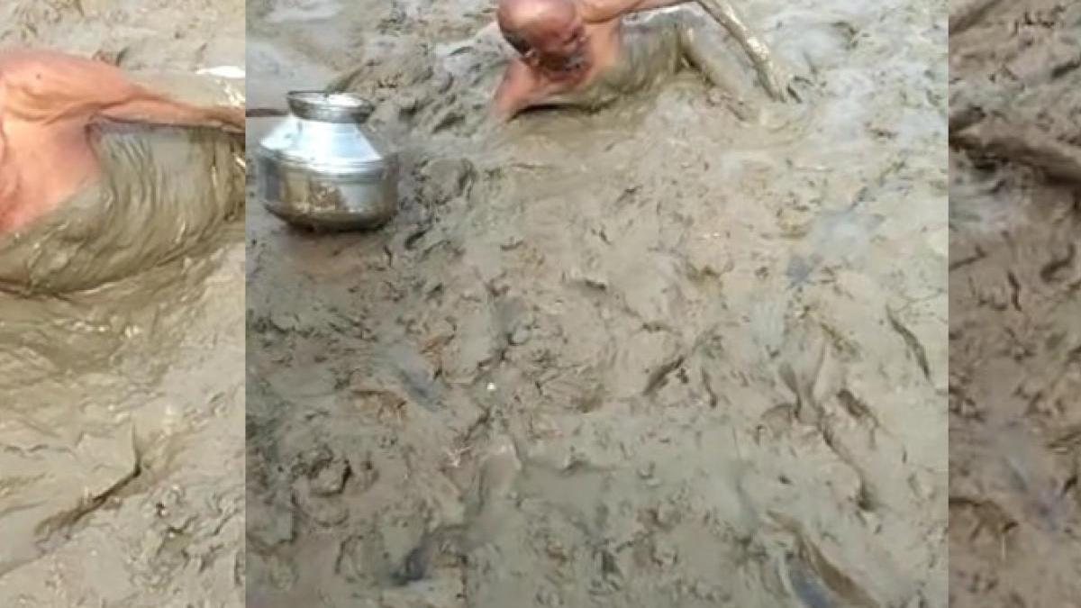 दलदल से निकलने के लिए संघर्ष करते बुजुर्ग.