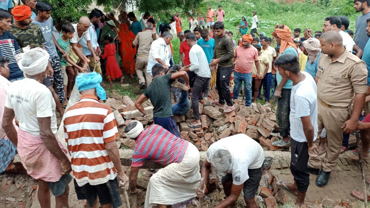 चंदौली के बलुआ इलाके में हादसा हुआ, पुलिस-स्थानीय लोगों की मदद से निकाले गए मजदूर