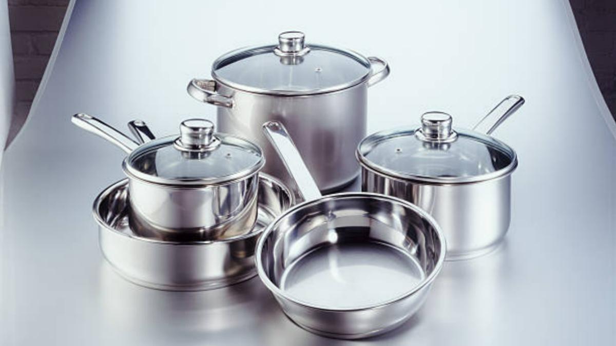 धनतेरस पर न खरीदें स्टील के बर्तन (PC: Getty Images)