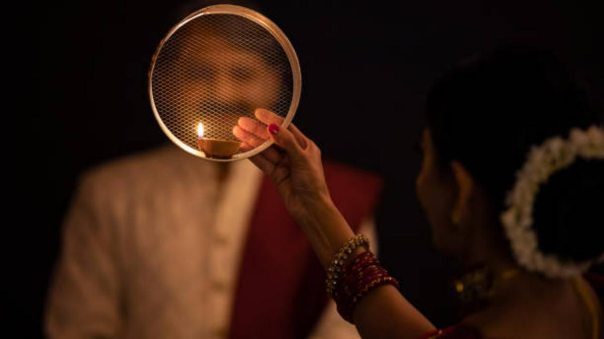 Karwa Chauth 2022: करवा चौथ पर पहनें राशिनुसार इस रंग के कपड़े, पूरी होगी मन की हर इच्छा - karwa chauth 13 october 2022 choose color according to zodiac sign all wishes