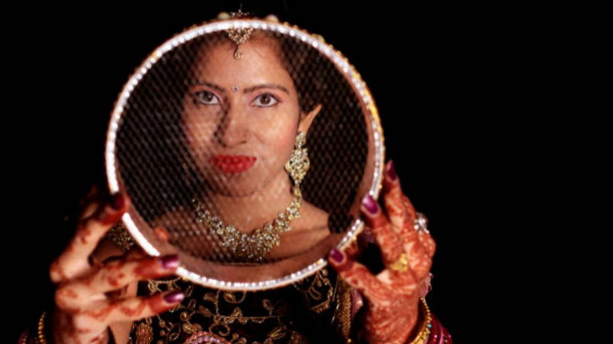 Karwa Chauth 2022: चंद्रमा को अर्घ्य देते समय भूलकर भी न करें ये गलतियां, करवा मां हो जाएंगी रुष्ट