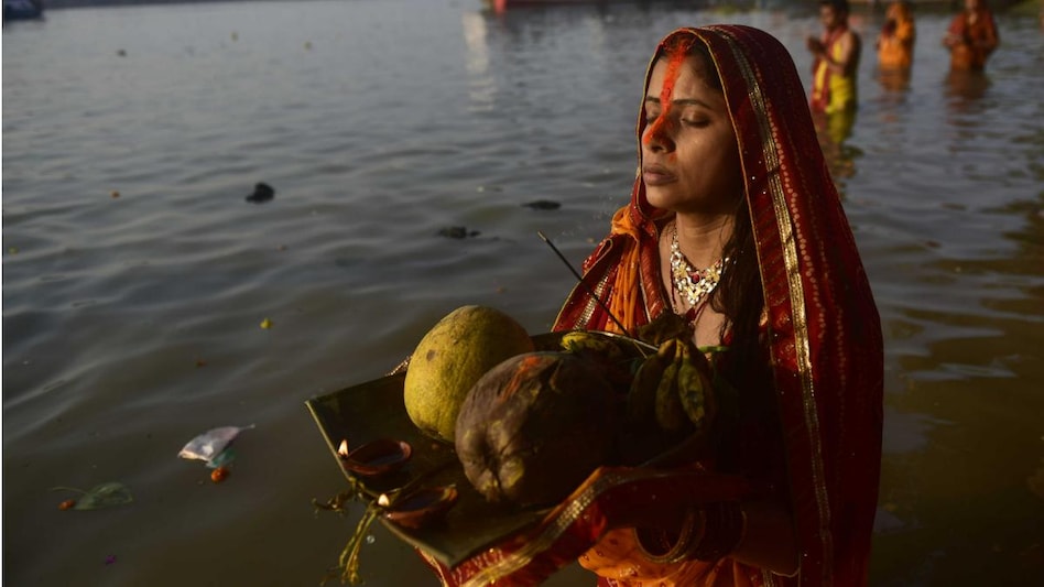 chhath puja 2022: छठ पूजा का त्योहार आज से शुरू, जानें डेट्स और सूर्योदय-सूर्यास्त का समय - chhath puja 2022 nahay khay kharna usha arghya important dates sunrise sunset timings tlifdn - AajTak
