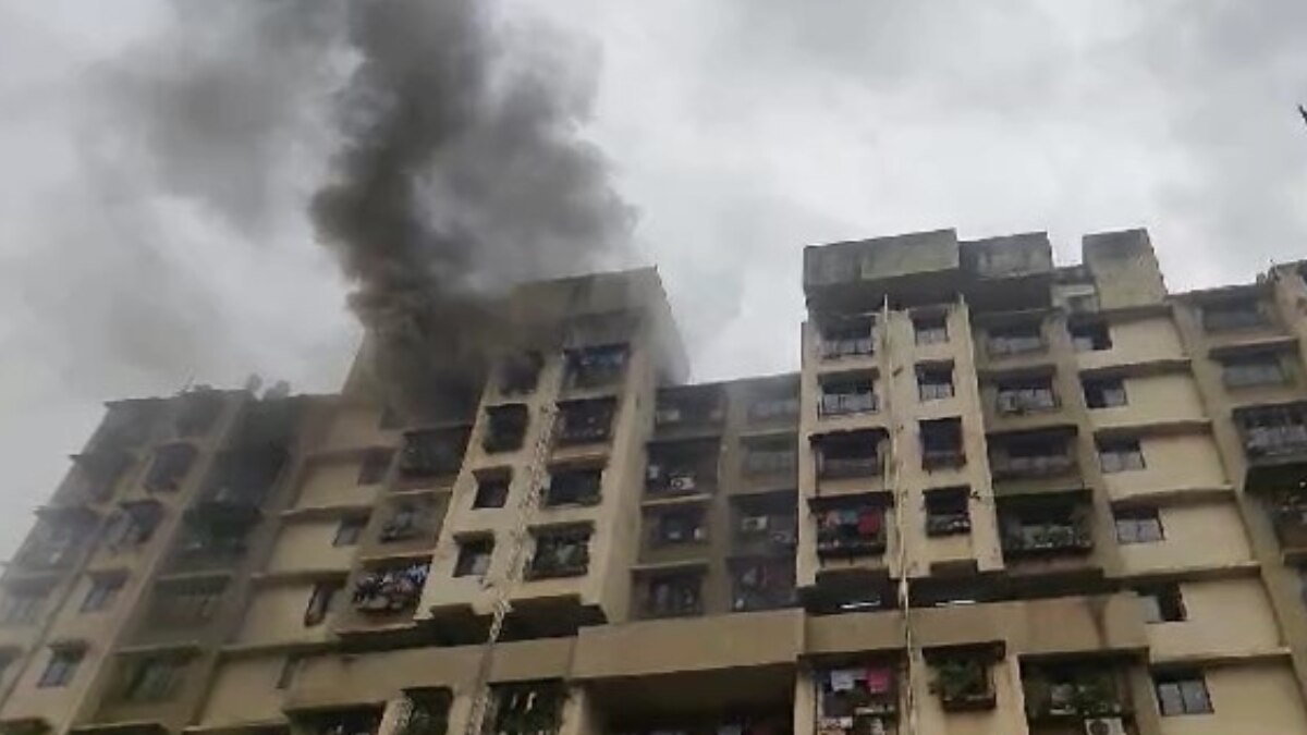 मुंबई में एक इमारत में लगी आग