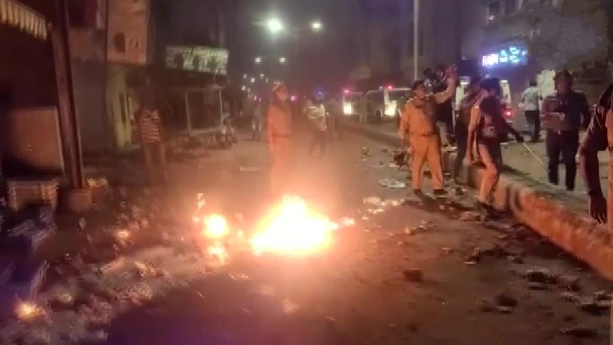 दिवाली की रात वडोदरा में जमकर बवाल, पुलिस के सामने चले पेट्रोल बम, स्ट्रीट लाइट बंद कर हुई मार पीट
