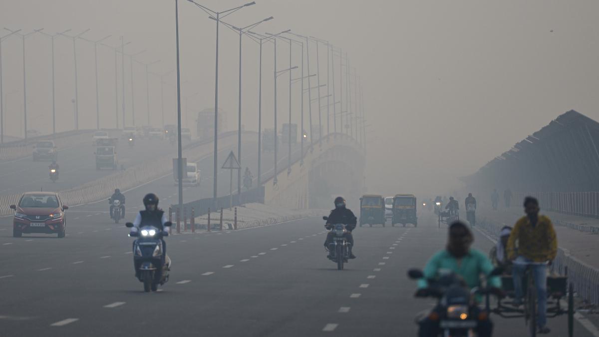 दिल्ली में एयर क्वालिटी इंडेक्स का स्तर 200 के पार है. (फाइल फोटो-PTI)