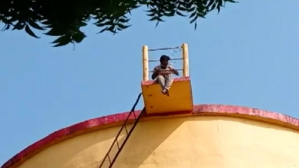 पानी की टंकी पर चढ़ा युवक