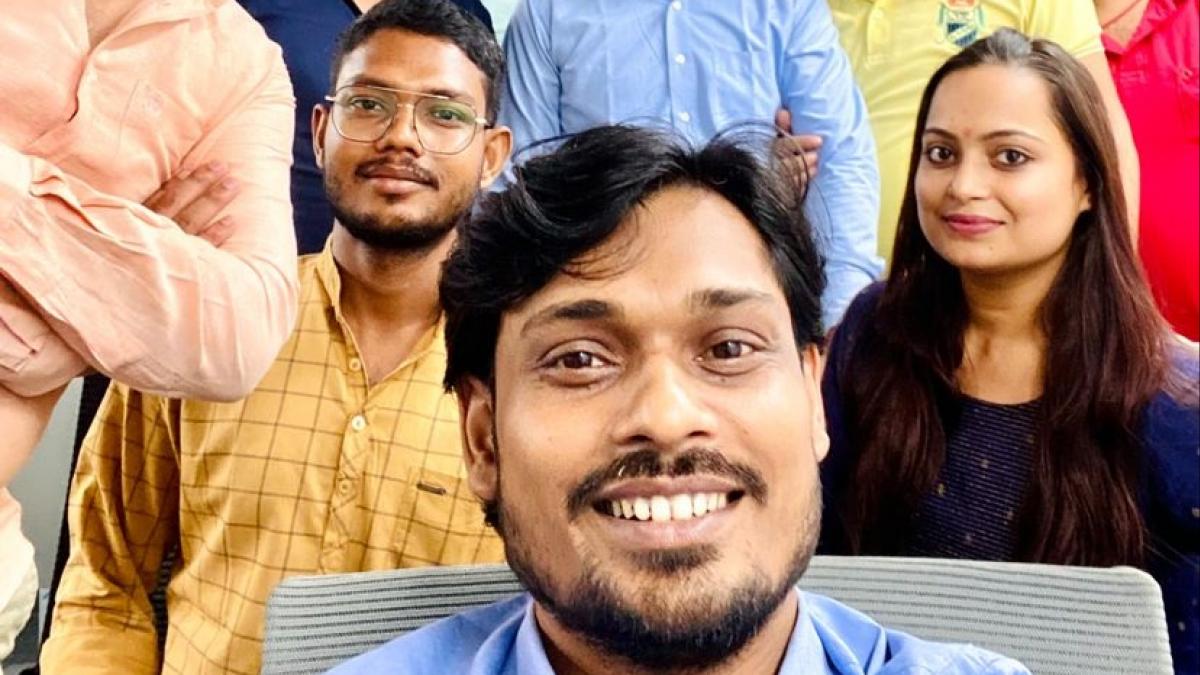 अपनी टीम के साथ RodBez कंपनी के Founder दिलखुश कुमार (Credit: Dilkhush Kumar)