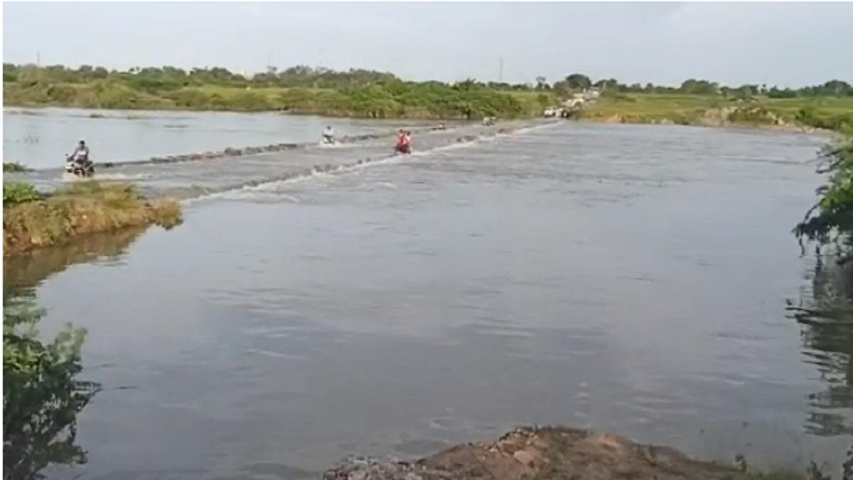 नदी में बहा परिवार