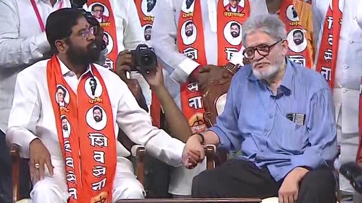 उद्धव के बड़े भाई जयदेव ठाकरे दशहरा रैली पर एकनाथ शिंदे के साथ मंच पर दिखे. (फोटो-ANI)