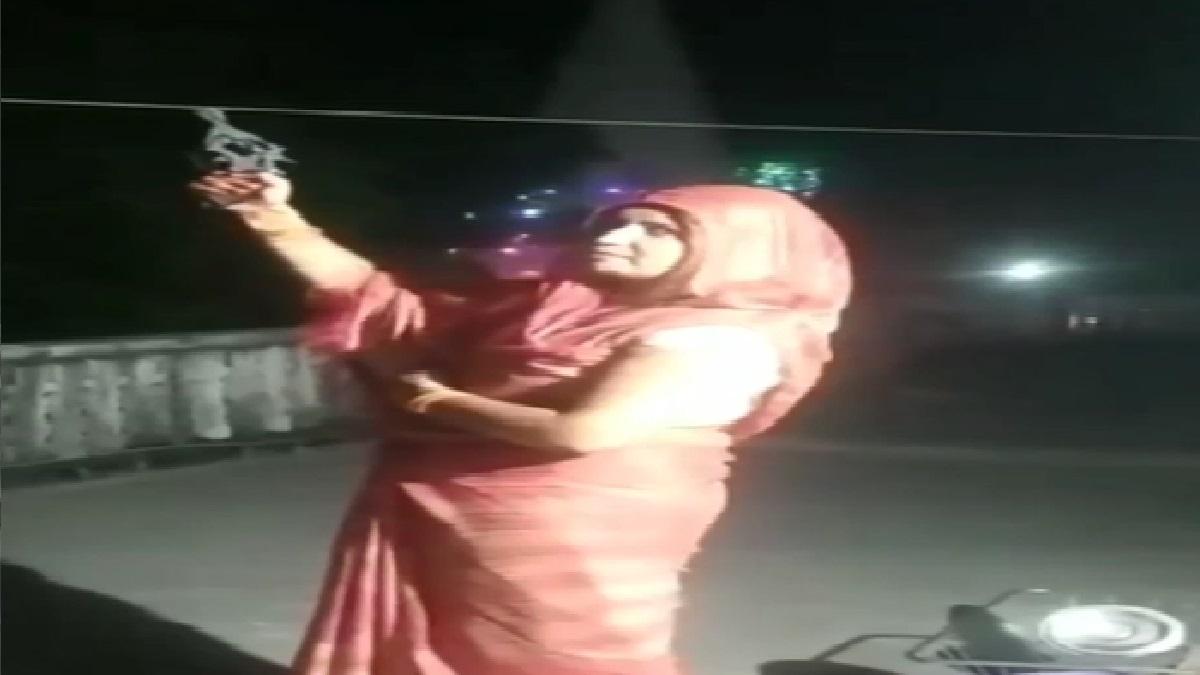 फायरिंग करते महिला का वीडियो वायरल