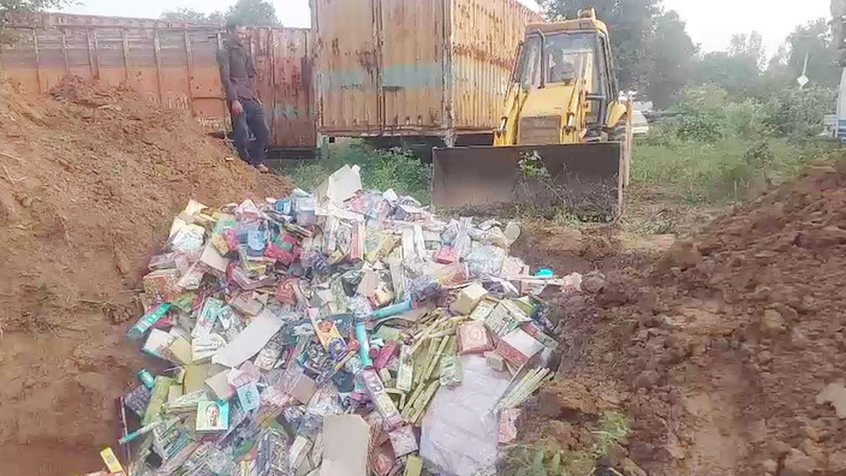 पुलिस ने 20 लाख रुपये के पटाखे नष्ट किए 