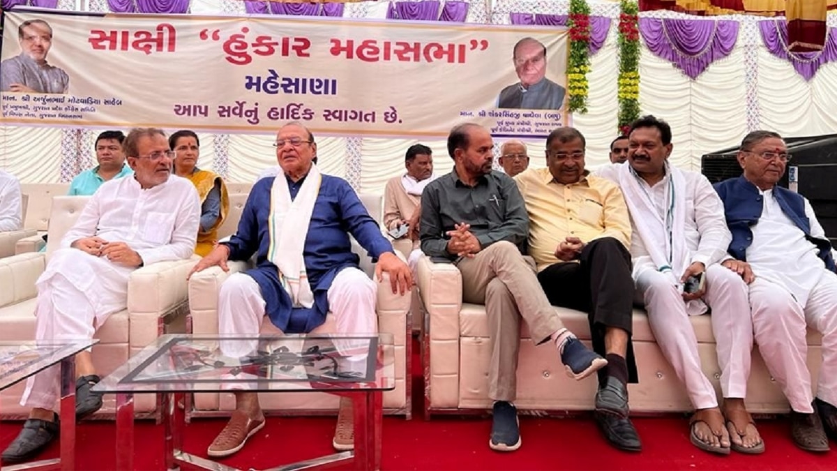 अर्जुन मोढवाडिया और शंकर सिंह वाघेला के साथ कांग्रेस के विधायक 