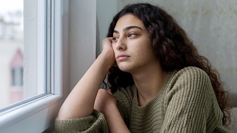 क्या सीजन बदलने पर आप भी होती हैं 'SAD', कहीं ये डिसऑर्डर तो वजह नहीं? - What is Seasonal affective disorder or SAD winter blues symptoms treatment - AajTak