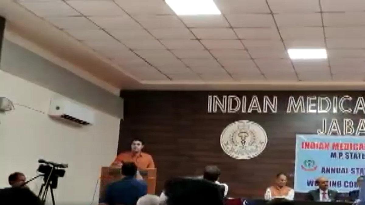 आईएमए की वार्षिक बैठक में डॉक्टरों के बीच हुई जमकर हाथापाई.