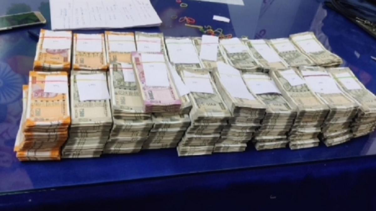 50 लाख रुपये नकद बरामद